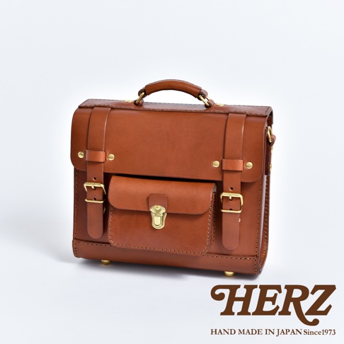 職人手作皮革學院風三用迷你後背包 BC-5，採用棕色皮革製作，配有黃銅釦環與綴飾，設計經典，風格復古。