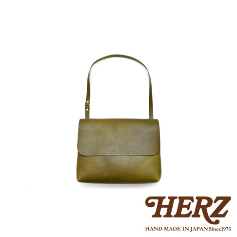 職人手作皮革經典郵差包 CK-4 S，橄欖綠色，無裝飾，簡約設計，可調整長度的皮革肩帶。