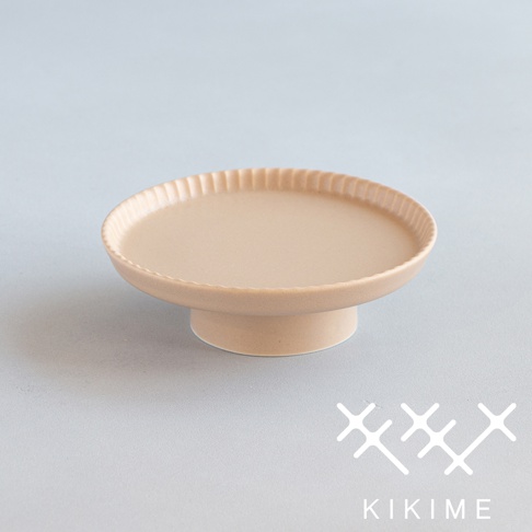 koudai 美濃燒高腳平盤，淺褐色，底部有品牌標誌。