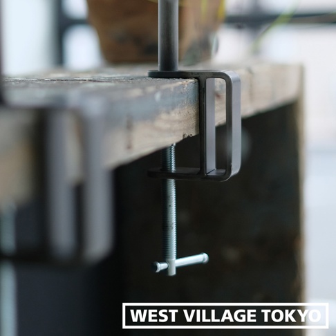 一組2入的鐵製可夾式小物高低桌，採用深灰色金屬材質，設計簡潔，可固定於桌邊。