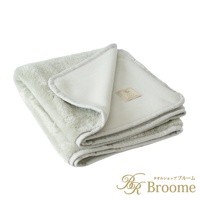 淺綠色法蘭絨保暖毯，兩面材質不同，一面為毛絨，一面為細緻的絨布，邊緣縫有淺灰色滾邊，毯子上縫有品牌標籤。