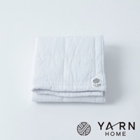 白色UKIHA格紋毛巾，由脫脂棉混紗製成，質地柔軟，帶有品牌標籤。