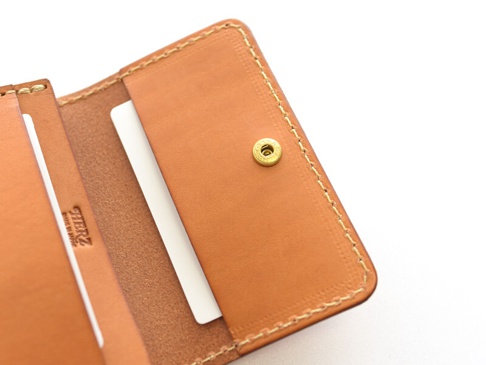 職人手作皮革名片收納夾，經典棕色，採用皮革材質，內有壓扣設計，可收納名片，縫線精緻。