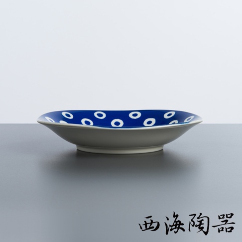 波佐見燒藍丸紋陶瓷沙拉盤，內側為亮藍色，裝飾著白色圓形圖案，盤身呈淺灰色，邊緣有輕微起伏，整體為陶瓷材質。