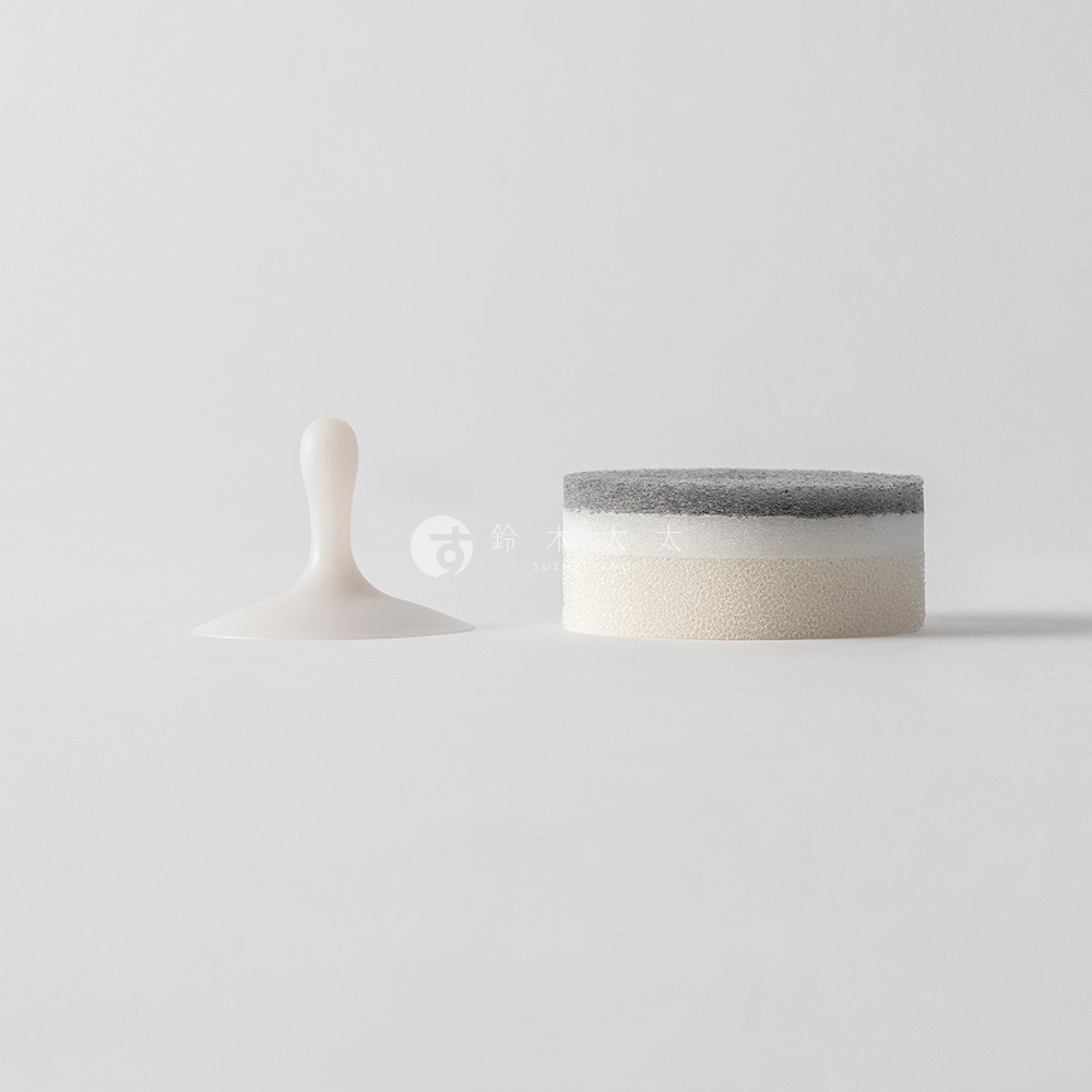 鈴木太太 POCO 附吸盤洗碗海綿，包含白色握把和三層圓柱形海綿，顏色由上至下為灰色、白色和米黃色。