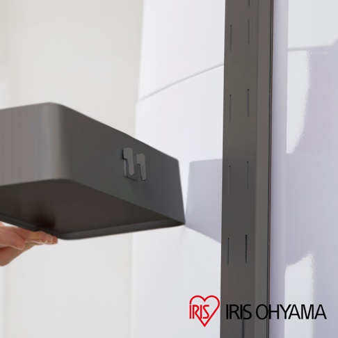 深灰色磁吸式洗衣機收納掛架，帶有兩個U形掛鉤，可吸附在洗衣機側面，旁邊是帶有插槽的深灰色金屬支架。