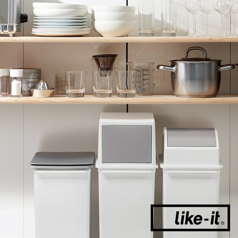 三款白色掀蓋式垃圾桶，部分帶有灰色面板或掀蓋，置於白色廚房檯面。