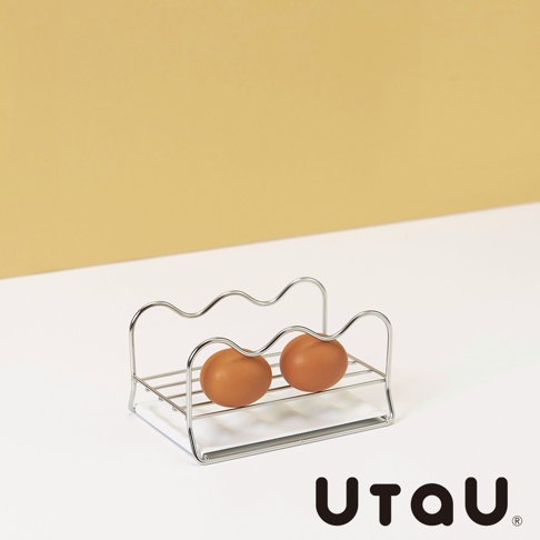 不鏽鋼多功能萬用瀝水支架，銀色金屬材質，波浪形頂部設計，可放置兩個雞蛋，下方有置物架，簡約實用。