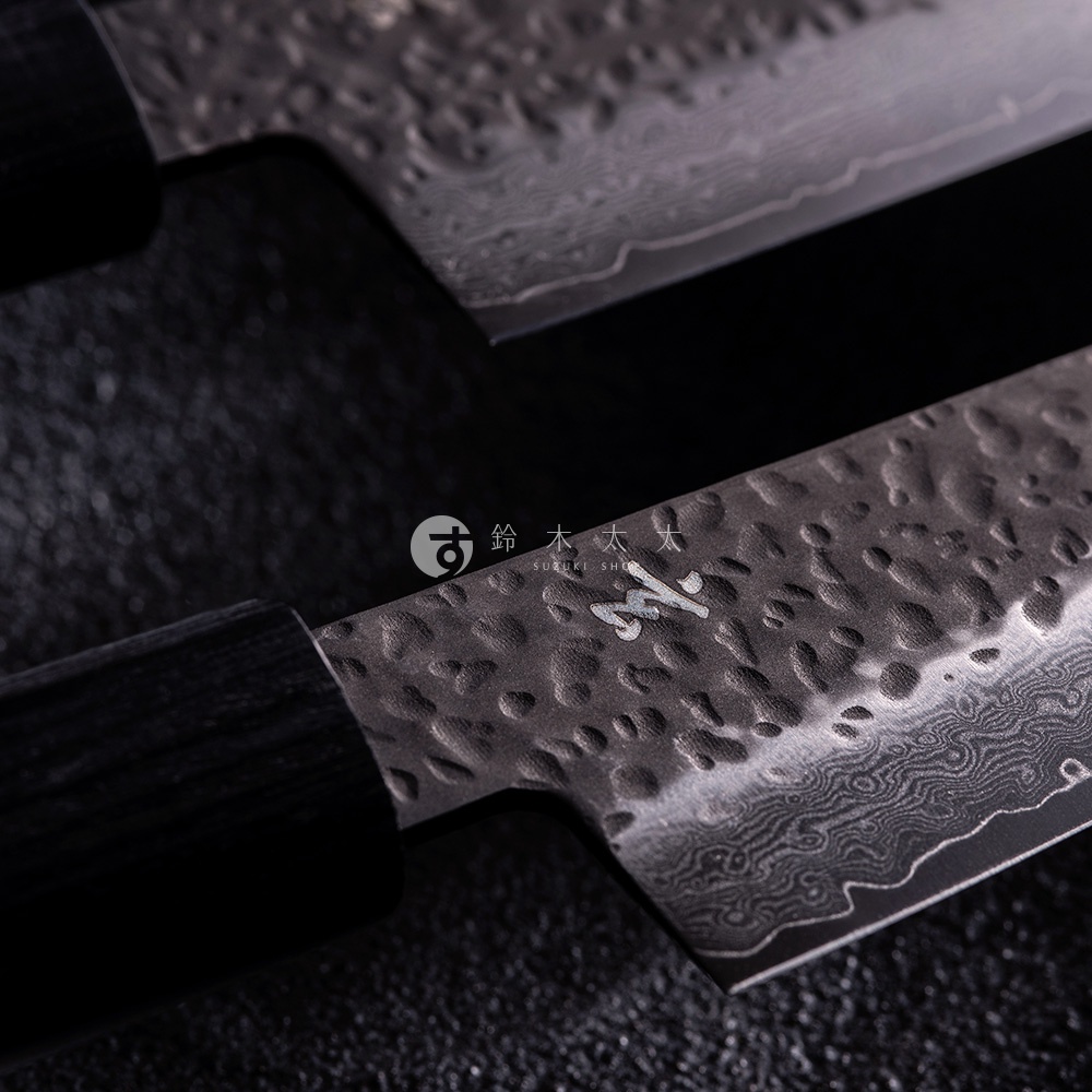 玄 / Chef's knife 主廚刀24cm，刀身為鍛造大馬士革紋鋼，表面帶有槌目紋理，刀柄為黑色木質。