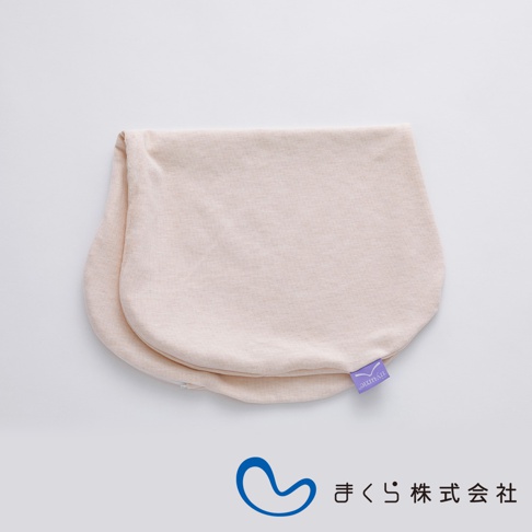 淺米色棉質調節枕專用枕套，材質柔軟，帶有紫色品牌標籤。