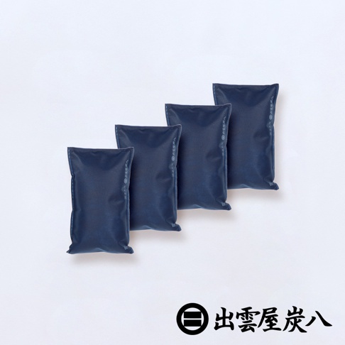 四個深藍色、長方形的調濕木炭包，以階梯狀排列，包裝表面有細小的紋理和文字標示。