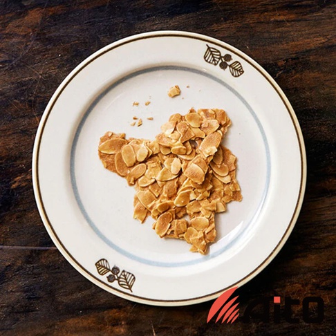 Anyware 美濃燒葉紋復古溫潤甜點盤，盤面為象牙白，飾有藍色細條紋及棕色葉紋圖案，盤中盛放著一片杏仁薄脆餅乾。