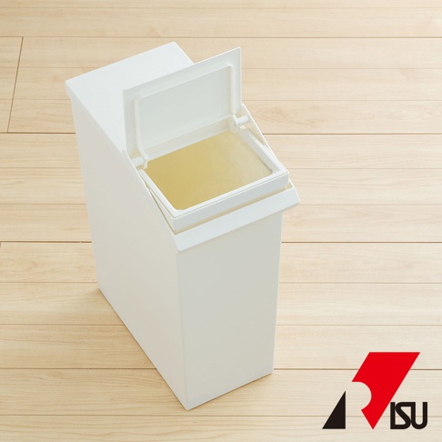 TOSTE 簡約設計風格按壓雙開型分類垃圾桶，白色塑膠材質，頂部設有按壓開啟的雙層蓋，內層有淺黃色內襯。