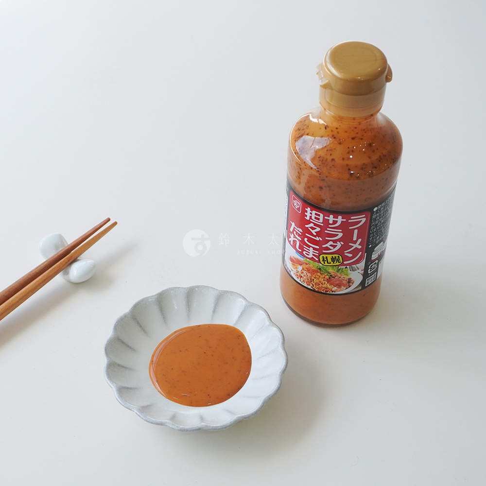 北海道芝麻擔擔風味沙拉醬，搭配餐具在盤中，日式風格圖片