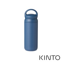 圓筒形藍色保溫瓶，設有提把式瓶蓋，瓶身材質為霧面金屬，底部為圓弧設計。