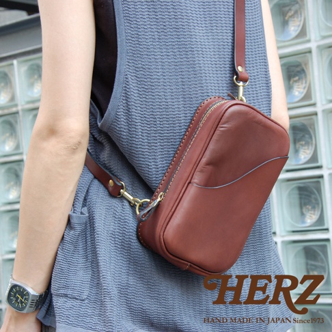 日本HERZ職人手作皮革兩用直立型斜背包，以棕色軟皮革製成，配有可拆式肩背帶。