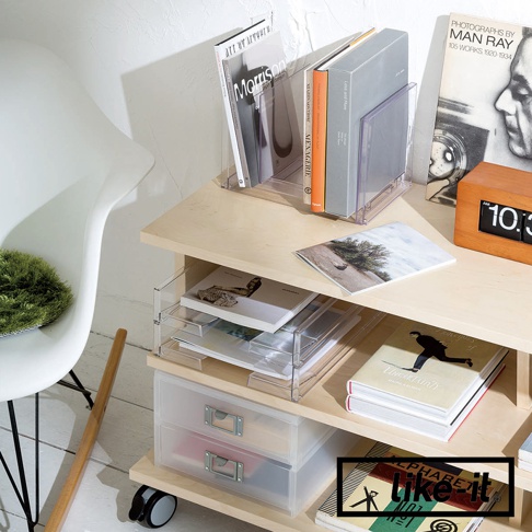 透明可疊式A4文件收納盒，包含兩個透明抽屜和兩個開放式層架，上面擺放著雜誌、書籍和文件。