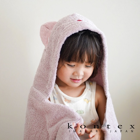 一孩童身上披著一件淡紫色今治純棉Q萌貓耳連帽浴巾，浴巾材質柔軟，帽子上有貓耳造型，內側有條紋設計。