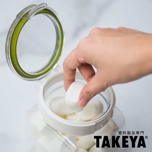 透明塑膠角型收納罐，蓋子開啟，內有白色棉花糖，一只手正在放入棉花糖。