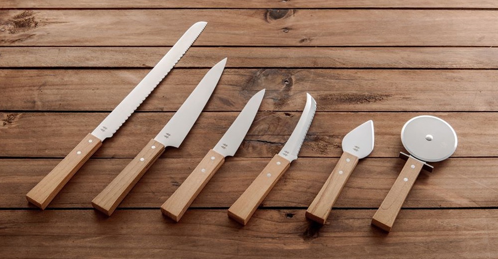 morinoki 披薩刀及其他五款刀具，皆配有淺木色木柄及銀色金屬刀刃，擺放在木紋桌面。
