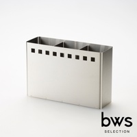 銀色不鏽鋼製可拆式餐具收納架，設有四個分隔槽，側面有方形鏤空裝飾，整體為長方形直立式設計，底部有鉚釘固定。