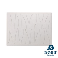 淺灰色 UB 珪藻土瞬間吸水地墊，表面有波浪狀紋路，為長方形設計。