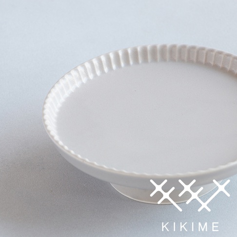 koudai 美濃燒高腳平盤 M，陶瓷材質，淺灰色，盤緣有豎條紋裝飾，盤身平坦，帶有短支腳。