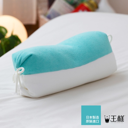 王樣の糖果枕，此為長條形抱枕，上半部為淺藍色絨毛材質，下半部為白色絨毛材質，兩側有白色細繩束口設計。