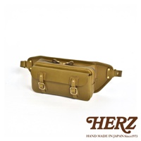 職人手作皮革騎士隨身斜背包，橄欖綠色，以真皮製成，設有雙插釦前袋和拉鍊主袋，適合隨身攜帶。