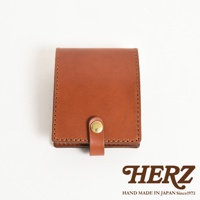 職人手作皮革便利貼收納套，呈現經典棕色調，使用高品質皮革製作，邊緣有細膩的縫線，正面中央有一個金屬按扣，方便開合。