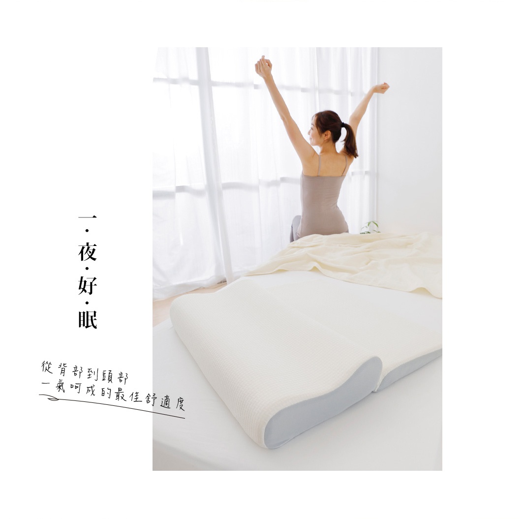 白色紋理表布的15度半身枕，枕套為淺灰色，擺放在床上，一位女性在床邊伸展。