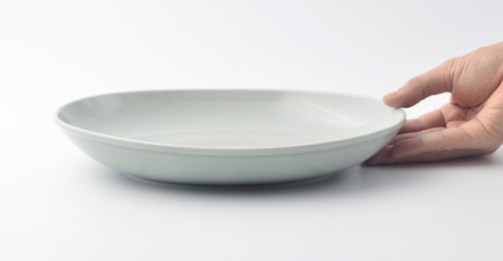 波佐見燒 Common 陶瓷橢圓餐盤，27公分，淺藍色，陶瓷材質，由手持展示。
