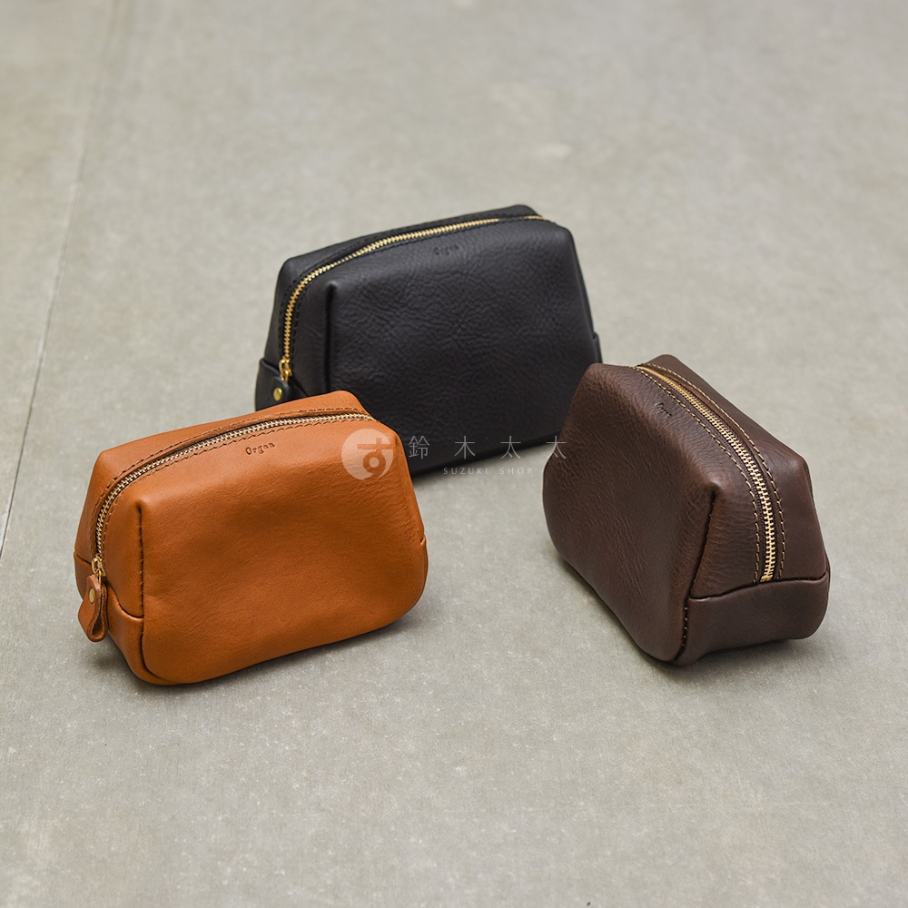 三款不同顏色的皮革拉鍊收納包放置在灰色平面上，左側為淺棕色，後方為黑色，右側為深咖啡色，收納包表面皆壓印有Organ字樣，並搭配金屬拉鍊設計。