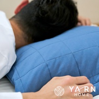 藍色格紋枕套，以脫脂棉混紗製成，質地柔軟，表面有細緻的菱格車縫線。