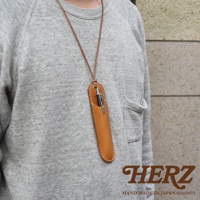 HERZ 手作皮革筆套，附掛繩，可掛於頸部，可裝一支筆