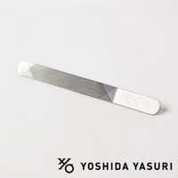 銀色金屬材質的迷你銼刀，一面有細密的銼紋，另一面印有品牌標誌和文字。