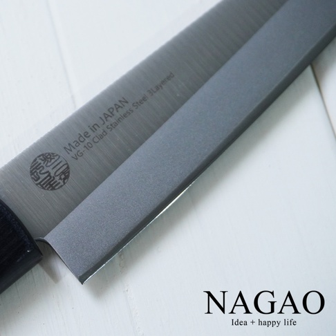 燕三條 VG-10 不鏽鋼水果刀，刀身部分特寫，顯示「Made in JAPAN VG-10 Clad Stainless Steel 3Layered」蝕刻字樣及品牌標誌，刀刃為銀色金屬材質。