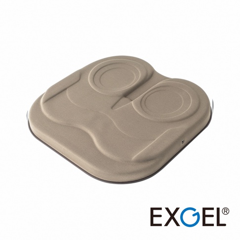 THE OWL Standard 貓頭鷹基本款坐墊，採用柔軟的淺棕色布料製成，坐墊表面有貓頭鷹眼睛造型的凹槽設計，邊緣為深色滾邊。