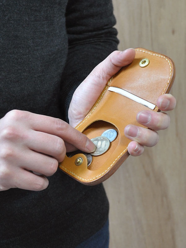 職人手作皮革馬蹄造型零錢包 (KK-34)，以淺棕色皮革製成，內有硬幣，以金屬按扣開合，設計簡潔實用。