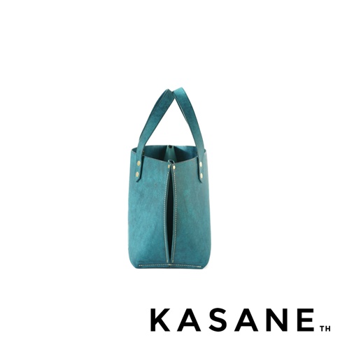 北海道KASANE品牌職人手作義大利Margot皮革迷你托特包，藍綠色，側邊有縫線和拉鍊細節