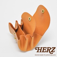 橘色皮革三層收納零錢包，側面展開，內有三個獨立隔層，以金屬壓扣固定。