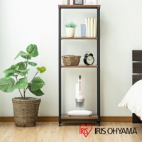 層架上擺放著白色氣旋偵測除蹣清淨機，旁邊有黑色鬧鐘、編織籃、書籍及盆栽。