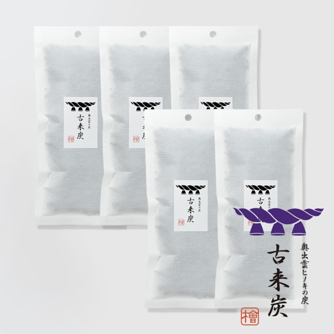 四個獨立白色包裝的細長型調濕木炭，每個包裝上印有黑色文字及「古來炭」標誌。