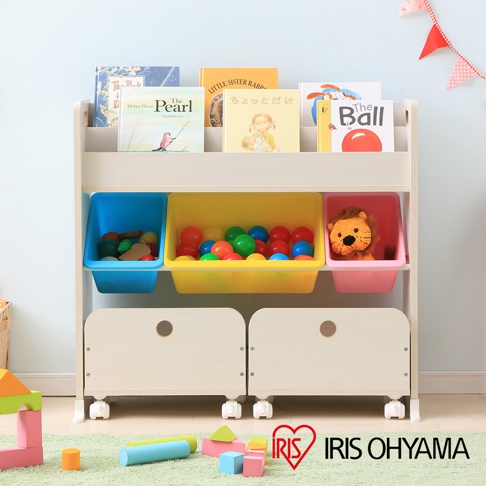 白色木製多層繪本收納架，頂層擺放多本兒童繪本，中層有藍色、黃色和粉紅色收納盒，分別裝有玩具和玩偶，下方有兩個白色抽屜，底部裝有輪子。