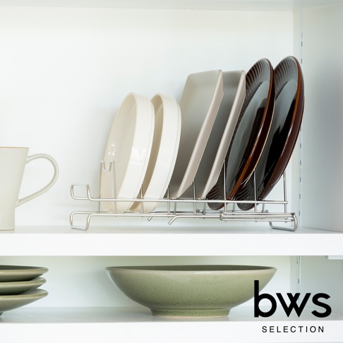 bws SELECTION 品牌下的不鏽鋼簡約瀝水架，架上擺放著白色、灰色和棕色的盤子，左側有一個米白色的馬克杯