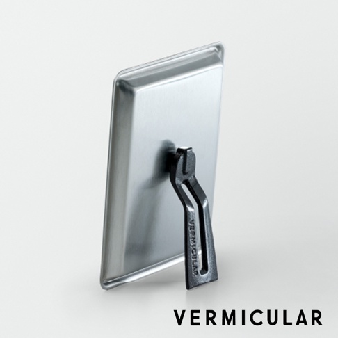 琺瑯鑄鐵玉子燒平底鍋，鍋體為銀色，配有黑色鑄鐵提把，鍋身背面可見品牌標誌。