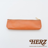 職人手作皮革經典收納筆袋，原色皮革，附金色拉鍊，縫線明顯，簡約長方形設計。