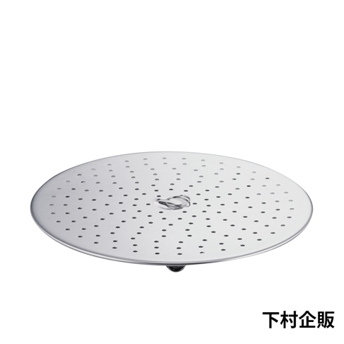 銀色金屬圓形蒸盤，表面佈滿均勻排列的透氣孔，中央設有環形提手，用於平底鍋蒸煮食物。