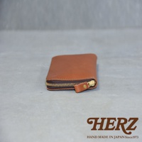 職人手作的咖啡色皮革Organ拉鍊長夾，採用黃銅色拉鍊和同色系皮革拉環，簡約設計，展現皮革質感。