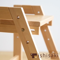 木質二階墊腳凳，淺木色，採用實木材質，結構穩固，設有多個螺絲固定孔。